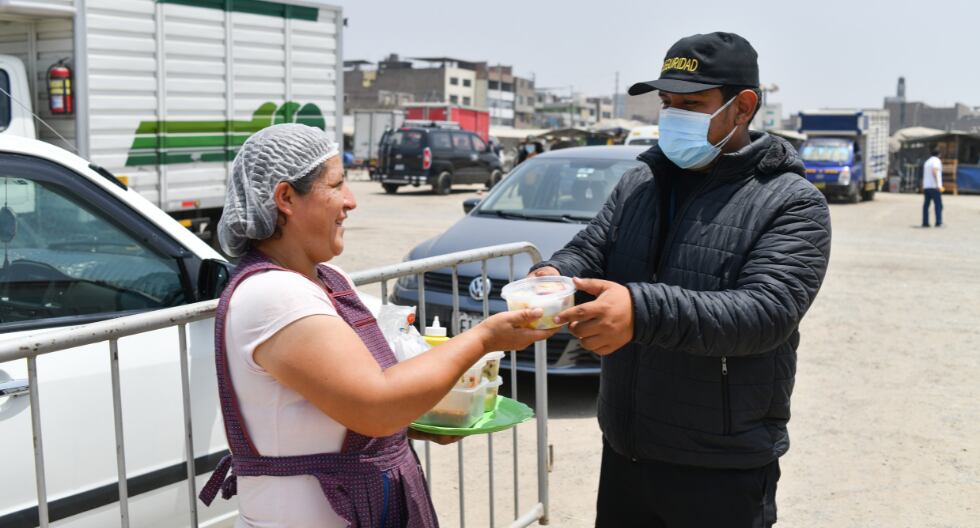 Madre de familia sale adelante vendiendo papita con huevo