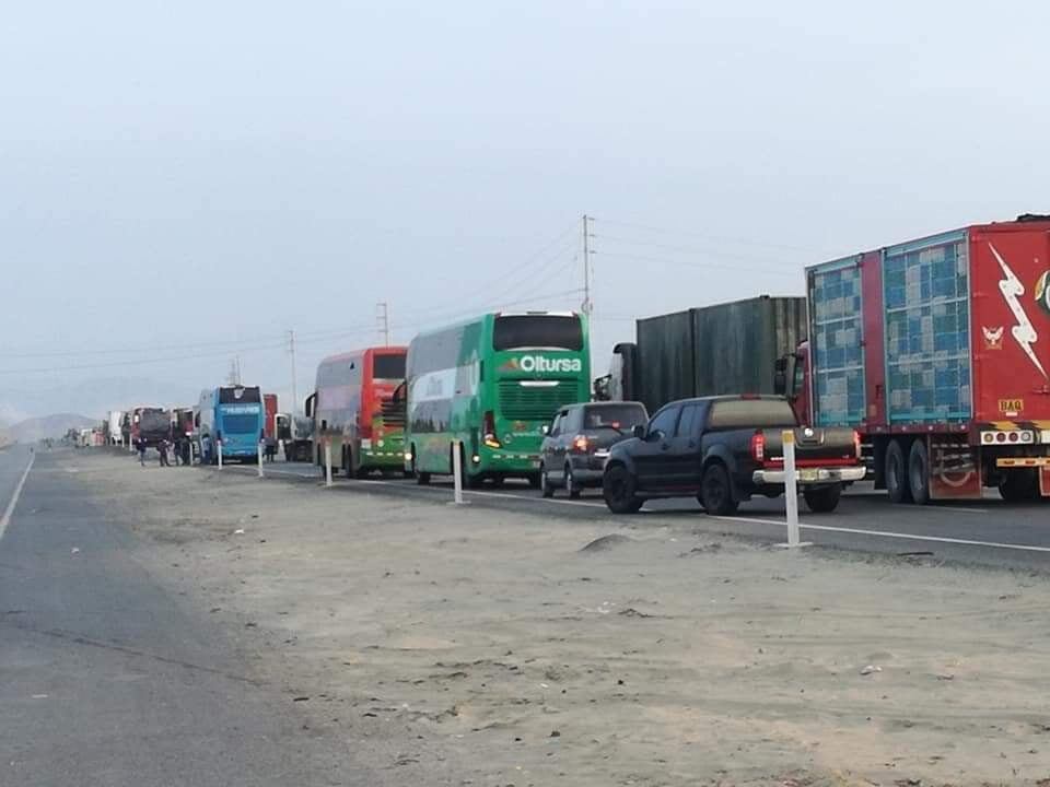 La Libertad: sector agro bloquea 7 puntos de la Panamericana Norte y autoridades buscan diálogo