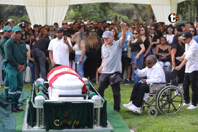 Víctor Angobaldo acudió a despedirse de Manolo Rojas. (Fotos: Antonio Melgarejo/ @photo.gec)