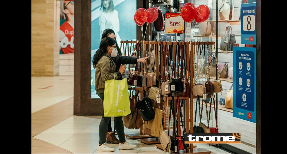 Centros comerciales atienden también los domingos e impulsan su reactivación con variadas ofertas. (Trome / Isabel Medina)