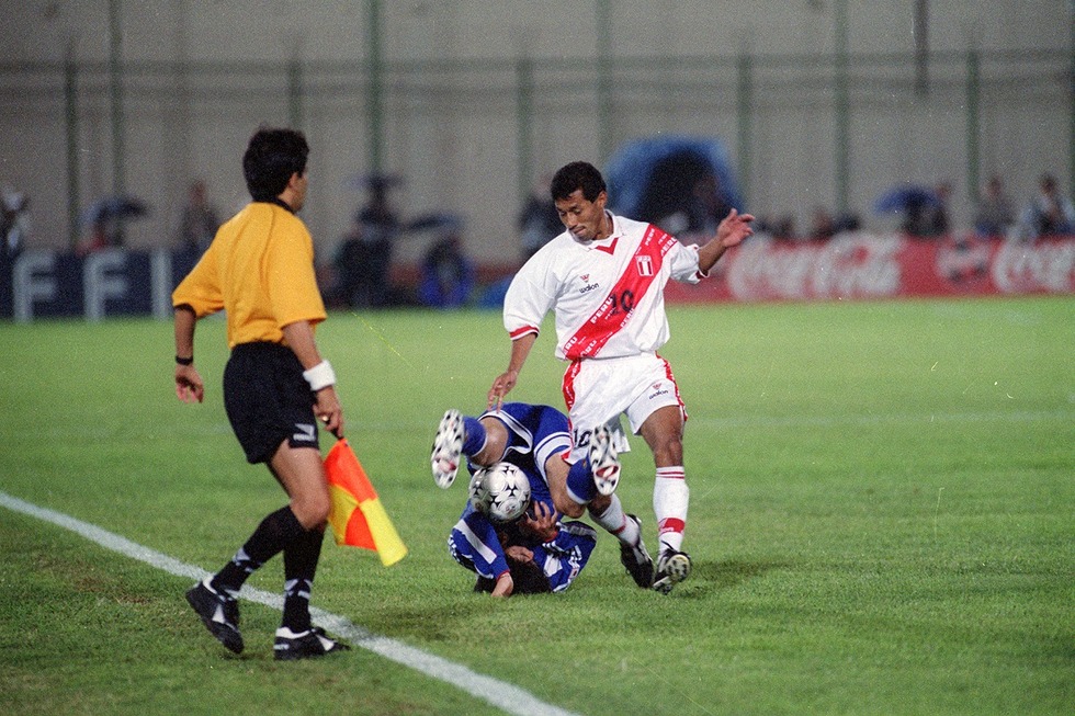 El 6 de junio de 1999, la Selección Peruana empató 0-0 con apón, en partido válido por la Copa Kirin. Juan Reynoso, actual técnico de la blanquirroja, jugó en la zaga del equipo dirigido por Juan Carlos Oblitas. (Foto GEC Archivo)