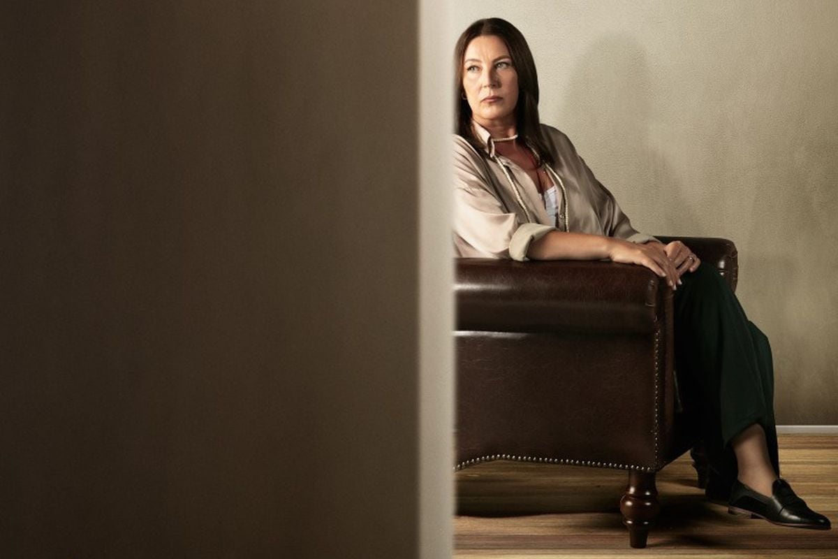 Afiche promocional de “Aldatmak” que muestra a Vahide Perçin como la jueza Güzide Yenersoy (Foto: Tims & B Productions)