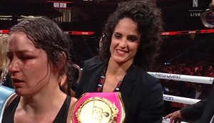 Kina Malpartida aparece en el ring del AT&T Stadium, en la velada Mike Tyson vs. Jake Paul