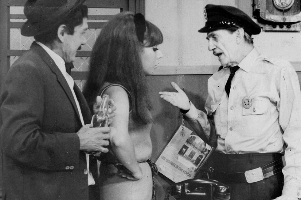 Allí, Fernández encarnaba a un policía distraído y olvidadizo; su jefe era Antonio Salim (el sargento 'Bonifacio Palomino'), junto a otros excelentes cómicos peruanos del medio, como Jorge Montoro y Anita Saravia. Una última adaptación para Perú fue en 1970, 'Tres Patines en su salsa, programa humorístico también, del que no se conserva mucho material audiovisual. Con este espacio el artista se retiró de Lima.