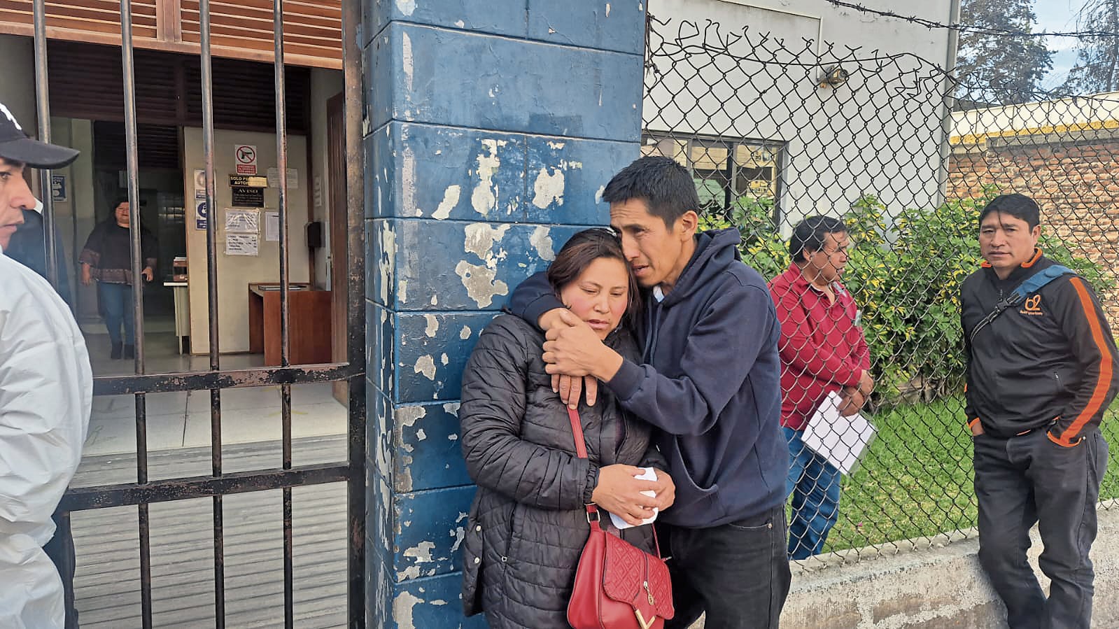 Padres quieren respuestas por el fallecimiento de su hijo en clínica particular. Foto:GEC.