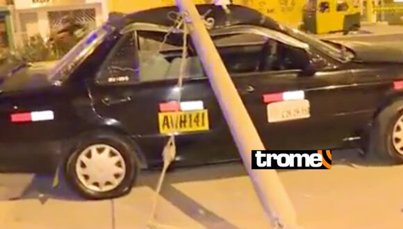 Poste cae sobre taxi estacionado
