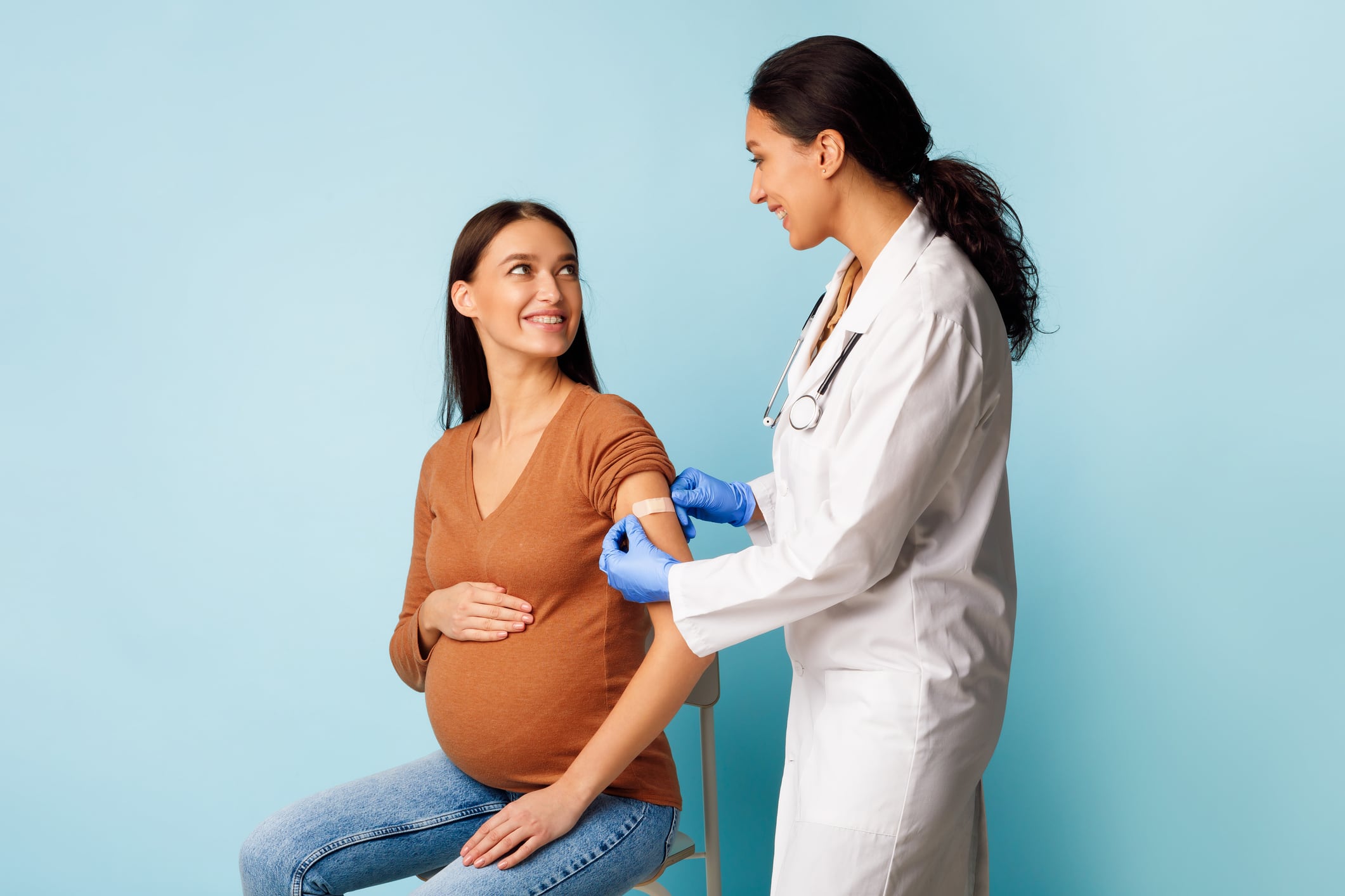 La población en situación de vulnerabilidad que no se vacune tiene mayor riesgo de hospitalización, ingreso a UCI y de secuelas. La neumonía es una de las principales causas de mortalidad en niños y adultos mayores. Foto: Istock