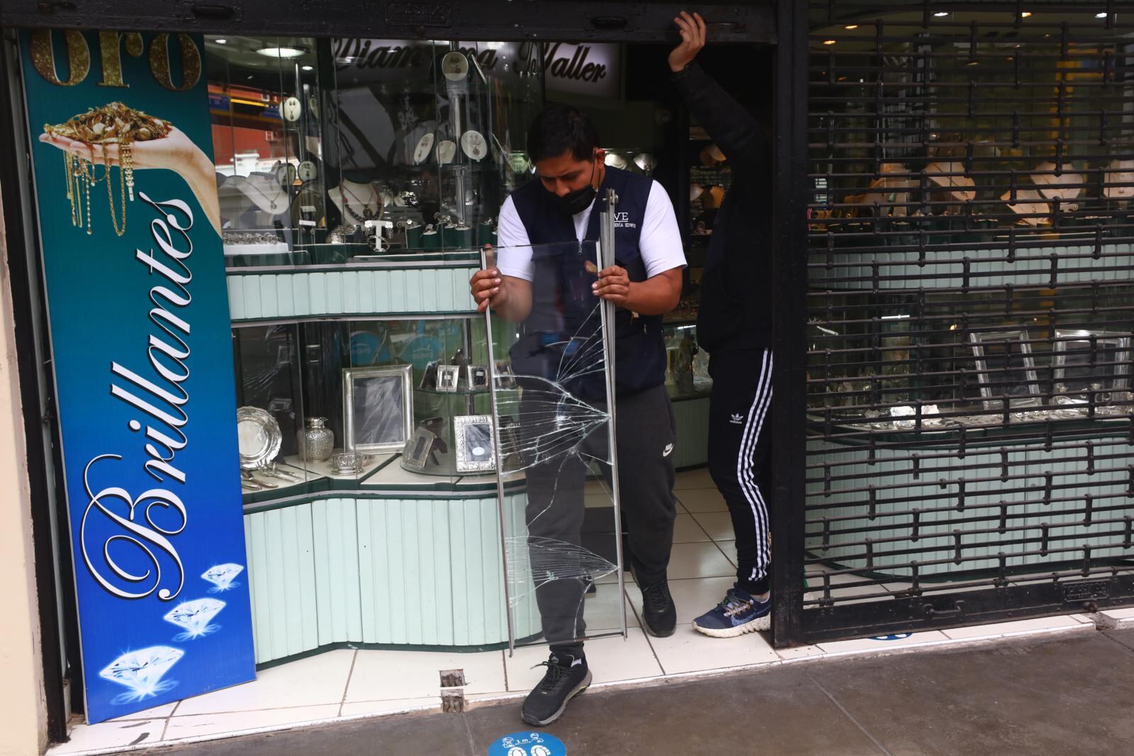 Delincuentes violentaron las vitrinas de la joyería. | Foto: Gonzalo Córdova