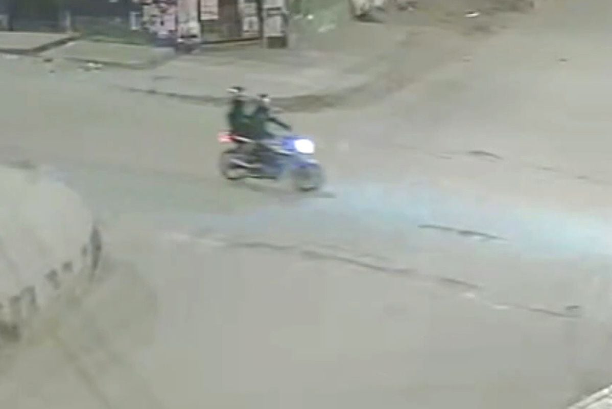 El ataque ocurrió cerca de la 1 de la madrugada. Dos sujetos pasaron por el inmueble y arrojaron un artefacto explosivo. Foto: América Noticias