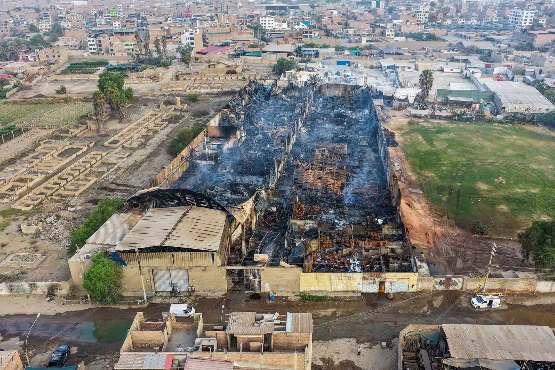 Así quedaron los almacenes luego de arder por varias horas. Foto: Andina