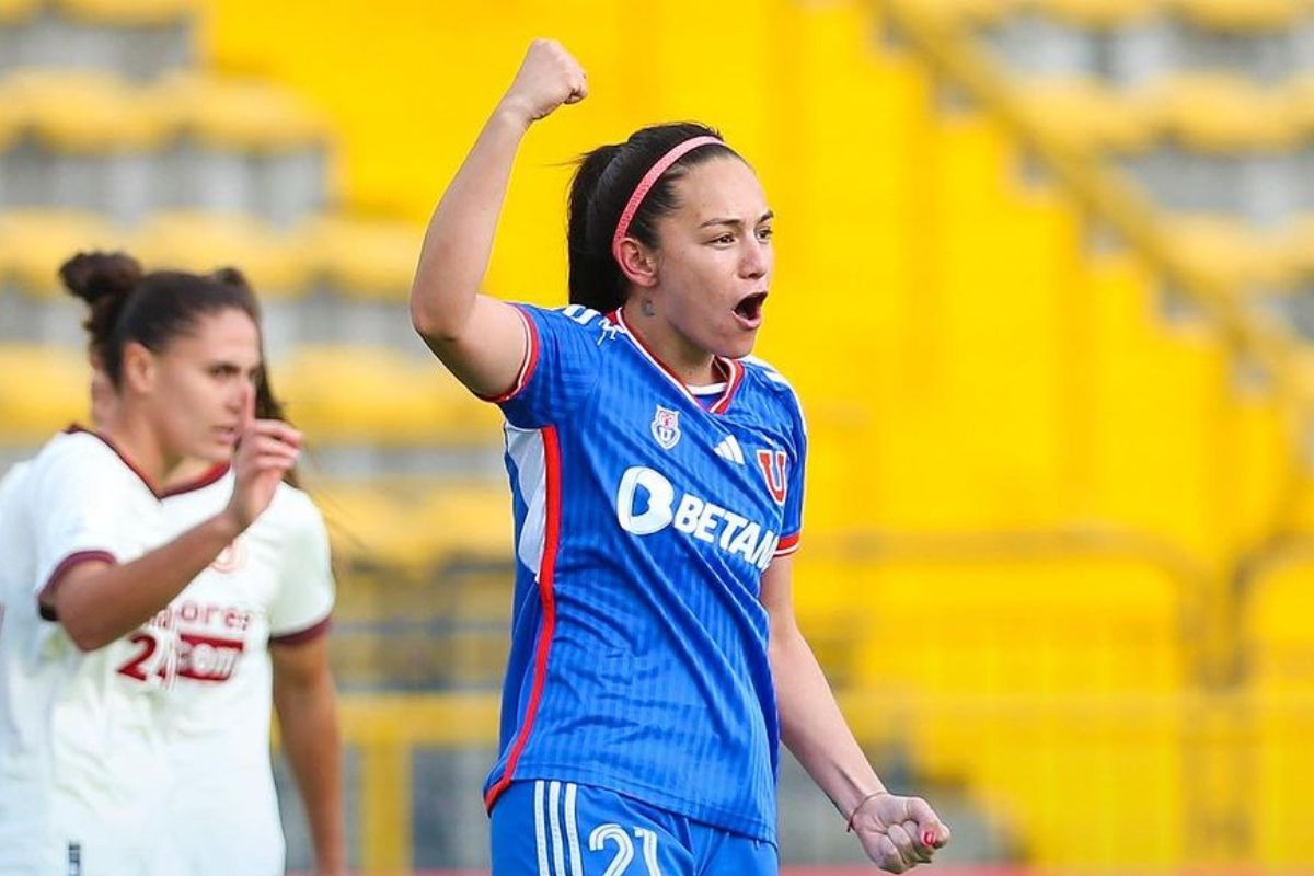 María Martínez festeja gol, pero rival de Universitario señala que pelota no ingresó (Foto: @udechilefemenino)