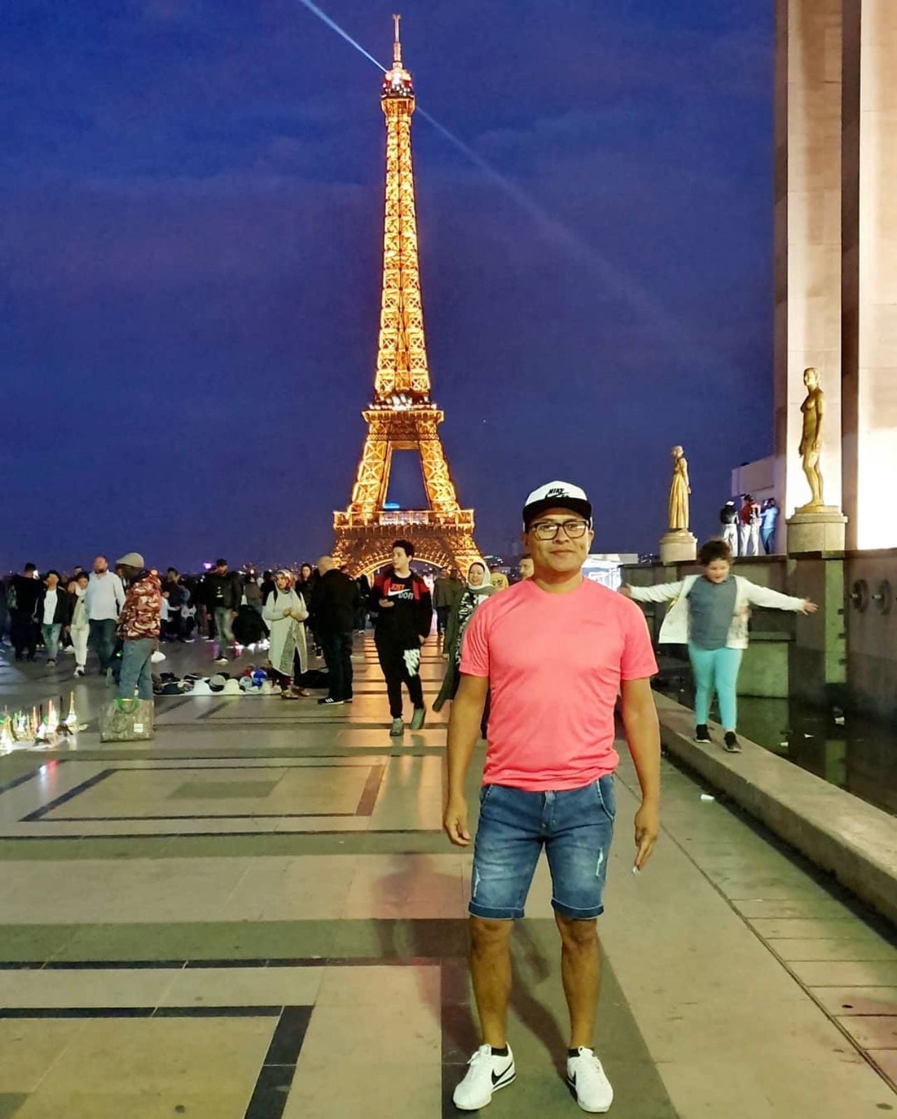 El 'Chino Risas' frente a la torre Eiffel en su gira por Europa. (Foto: Archivo personal)