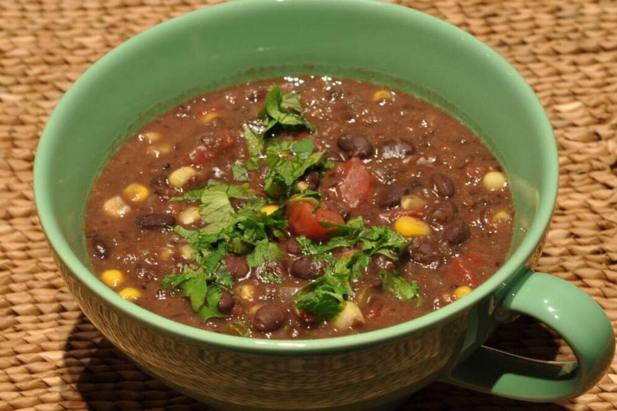 Disfruta de un delicioso caldo de frijoles con tu familia