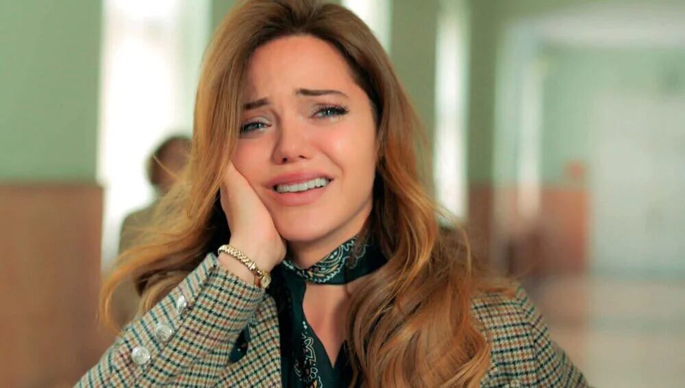 Züleyha, dolida, en la telenovela turca "Tierra amarga" (Foto: Tims & B Productions)