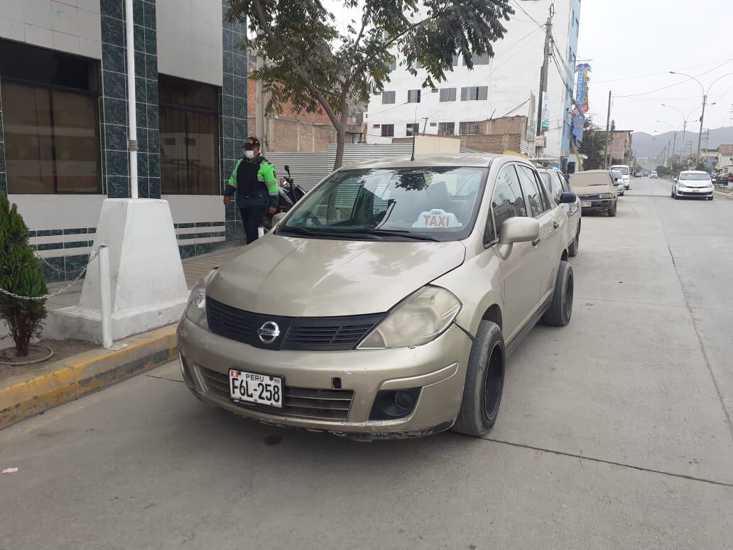 Policías de la comisaría de José Gálvez atrapan a dos presuntos asaltantes. (fotos: Mónica Rochabrum/trome)