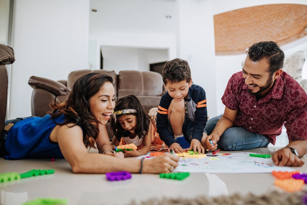 Estos días de descanso úsalos también para conocer más los intereses y aficiones de tus hijos. Foto: iStock.