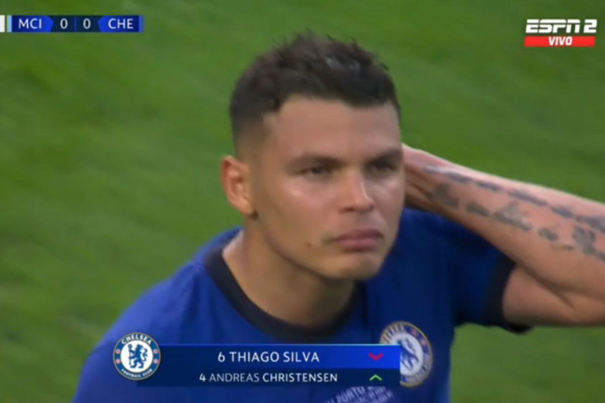 Thiago Silva tuvo que salir por lesión en Chelsea.