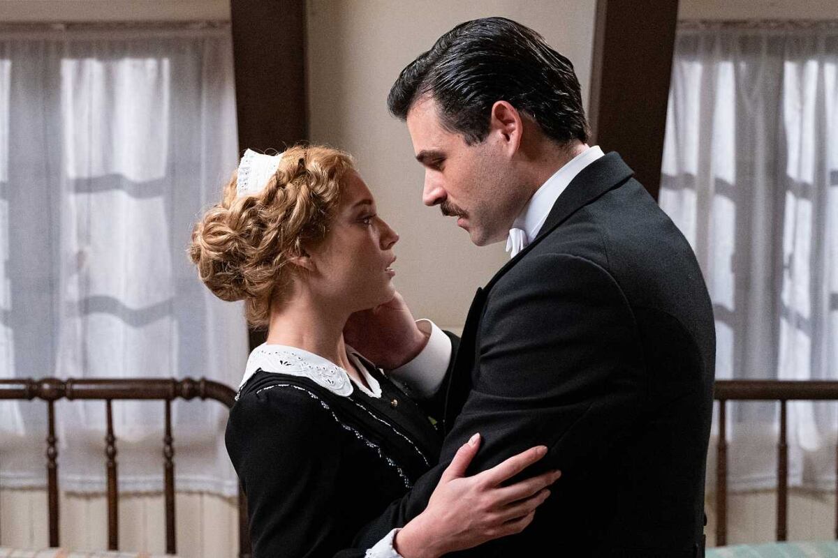 La actriz Ana Garcés y el actor Arturo Sancho en la serie “La promesa” (Foto: RTVE)