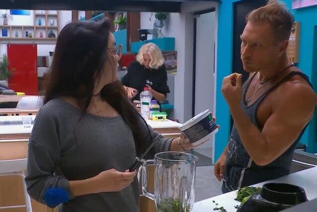 Daniella Navarro se molestó al ver conversar a Salvador Zerboni con Ivonne Monteroen “La casa de los famosos 2” (Foto: Telemundo)