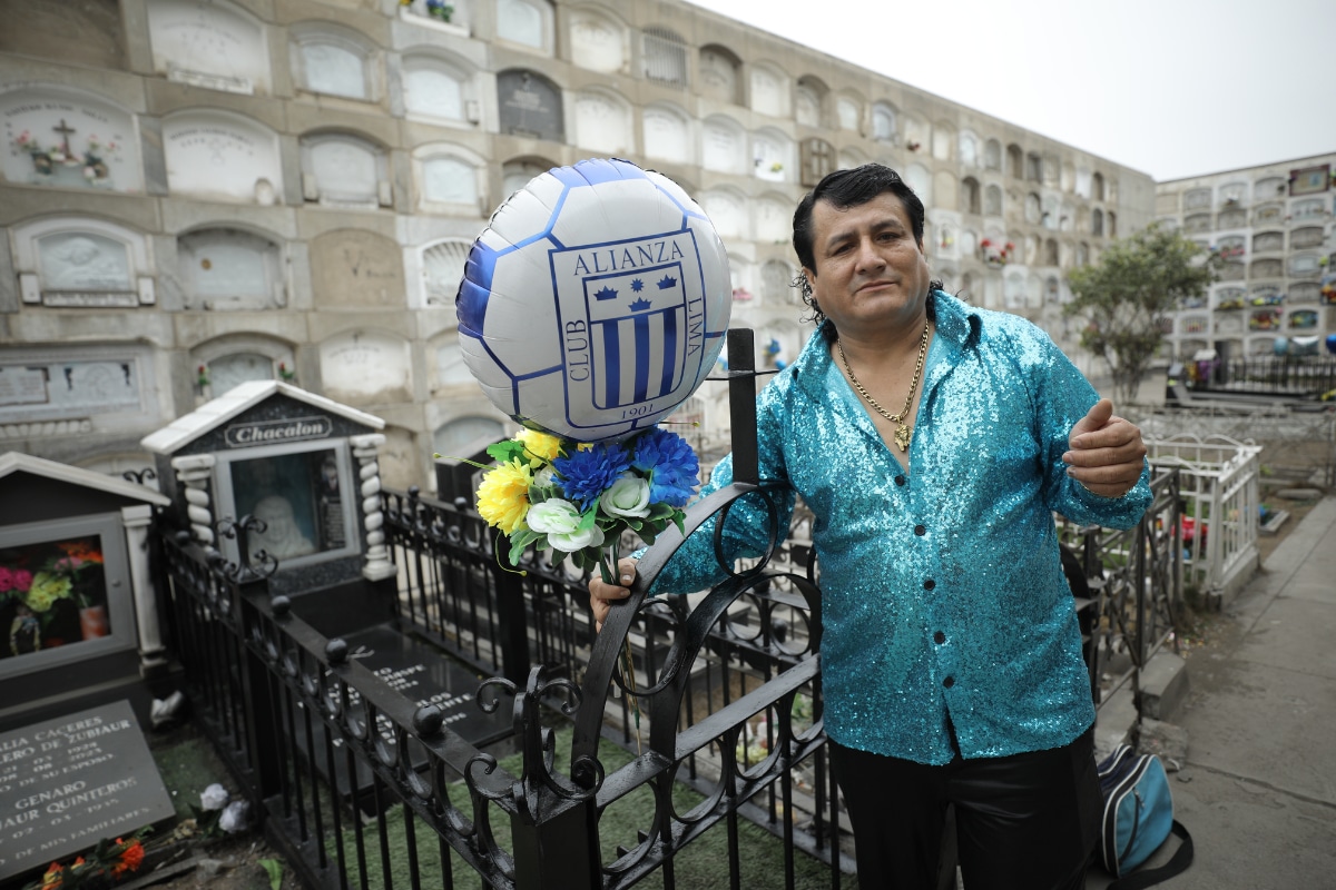 Imitador de Yo Soy visitó la tumba de Papá Chacalón