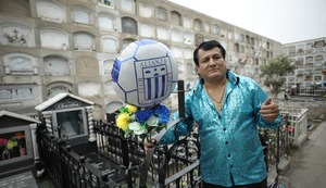 Trome visitó tumba de Papá Chacalón e imitador cantó ‘Soy muchacho provinciano’