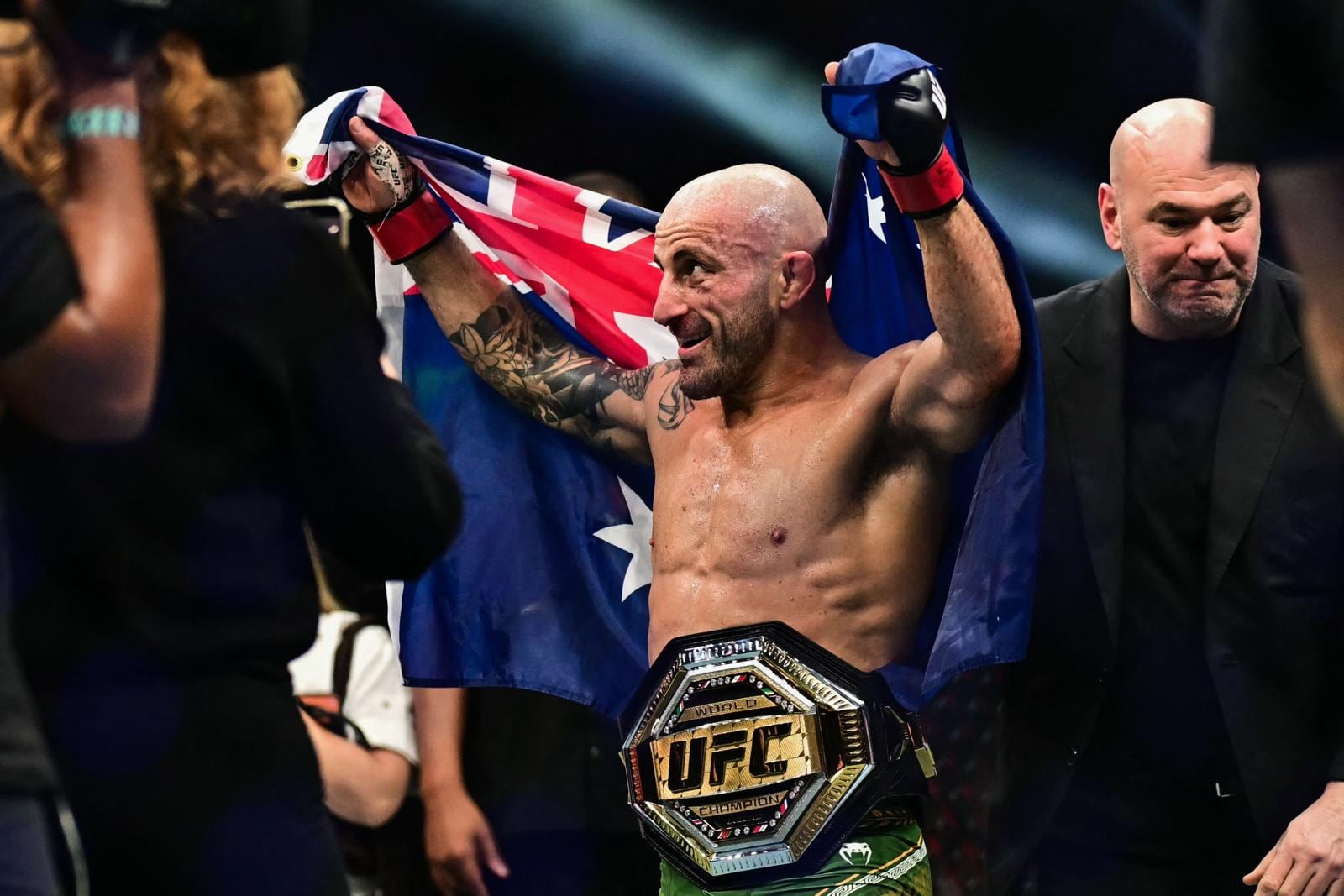 Alexander Volkanovski arrasó con Movsar Evloev en solo dos asaltos. (AFP)