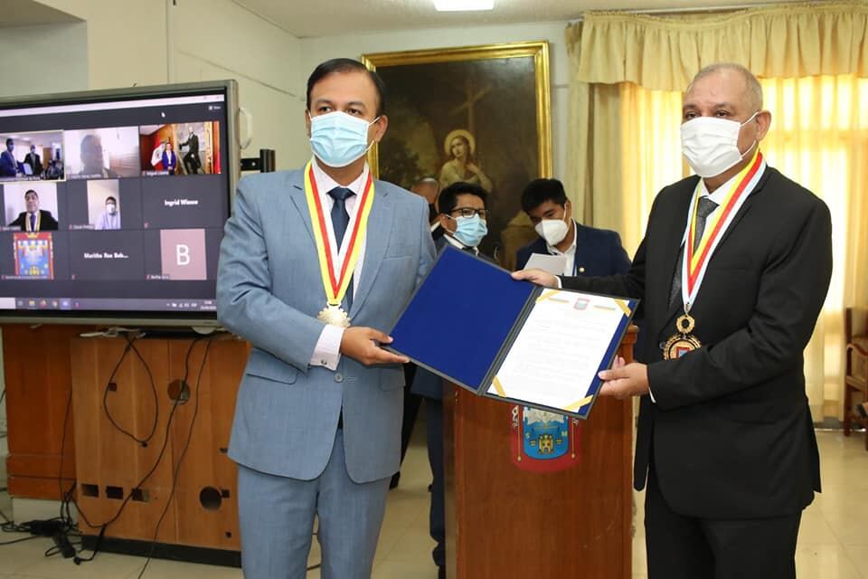 La sesión solemne se realizó en el salón de actos del municipio provincial de Piura.
