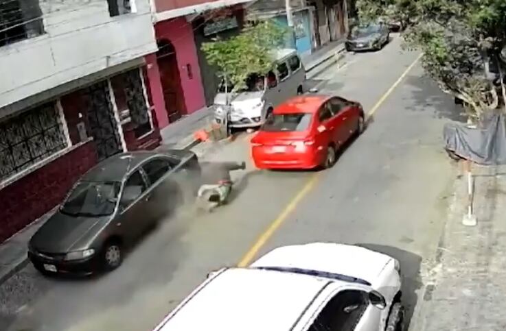 Taxista venezolano arrastra a policía en San Borja