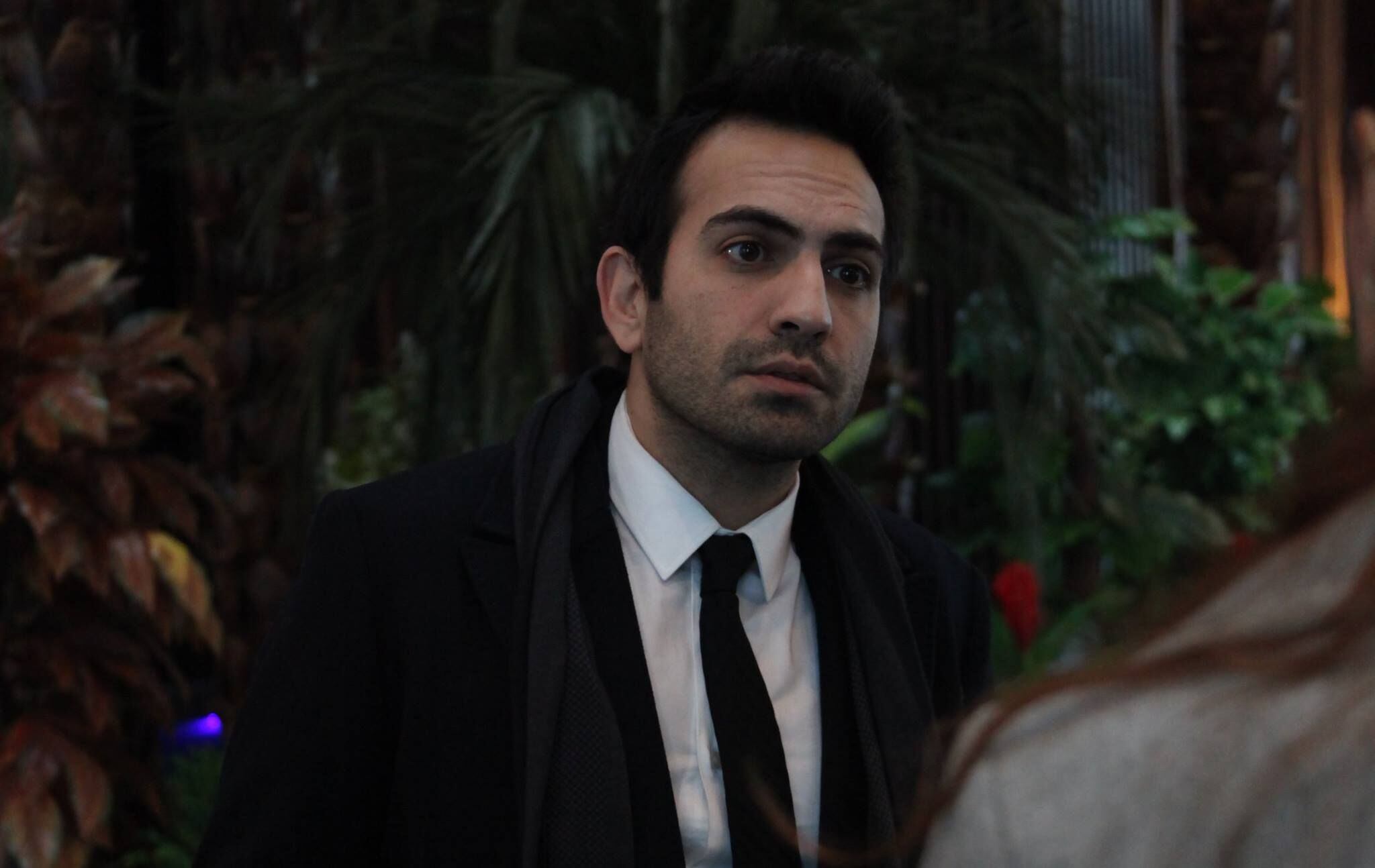 Bugra Gülsoy en una de las escenas de "Amor a segunda vista", telenovela turca que protagoniza junto a Özge Özpirinçci (Foto: Süreç Film)