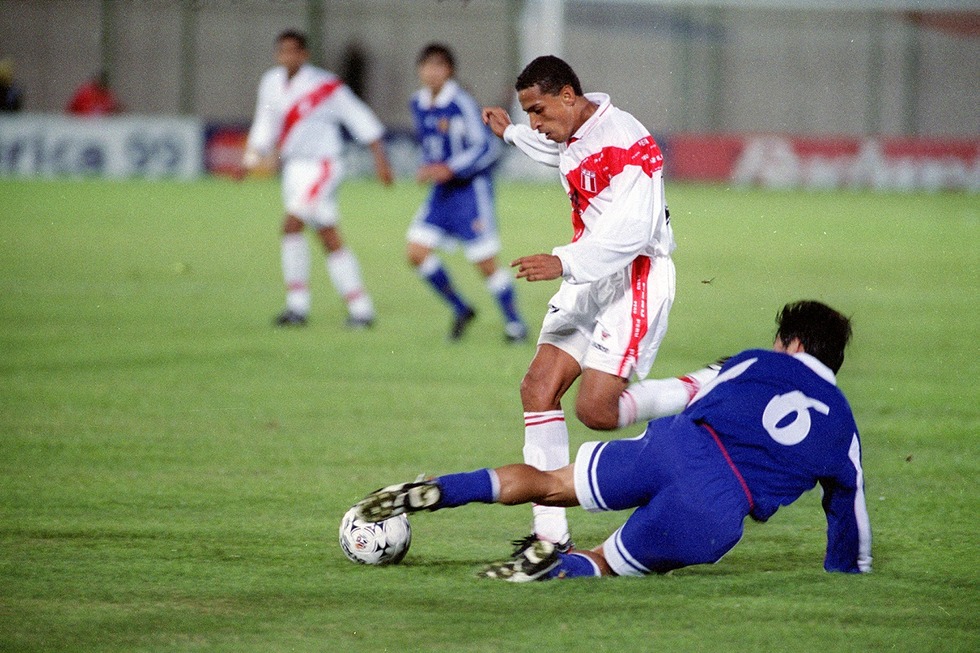 El 29 de junio de 1999, la Selección Peruana derrotó 3-2 a Japón, con goles de Roberto Holsen (2) y Jorge Soto. El compromiso se desarrolló en el estadio Defensores del Chaco, por la Copa América disputada en Paraguay. (Foto GEC Archivo)