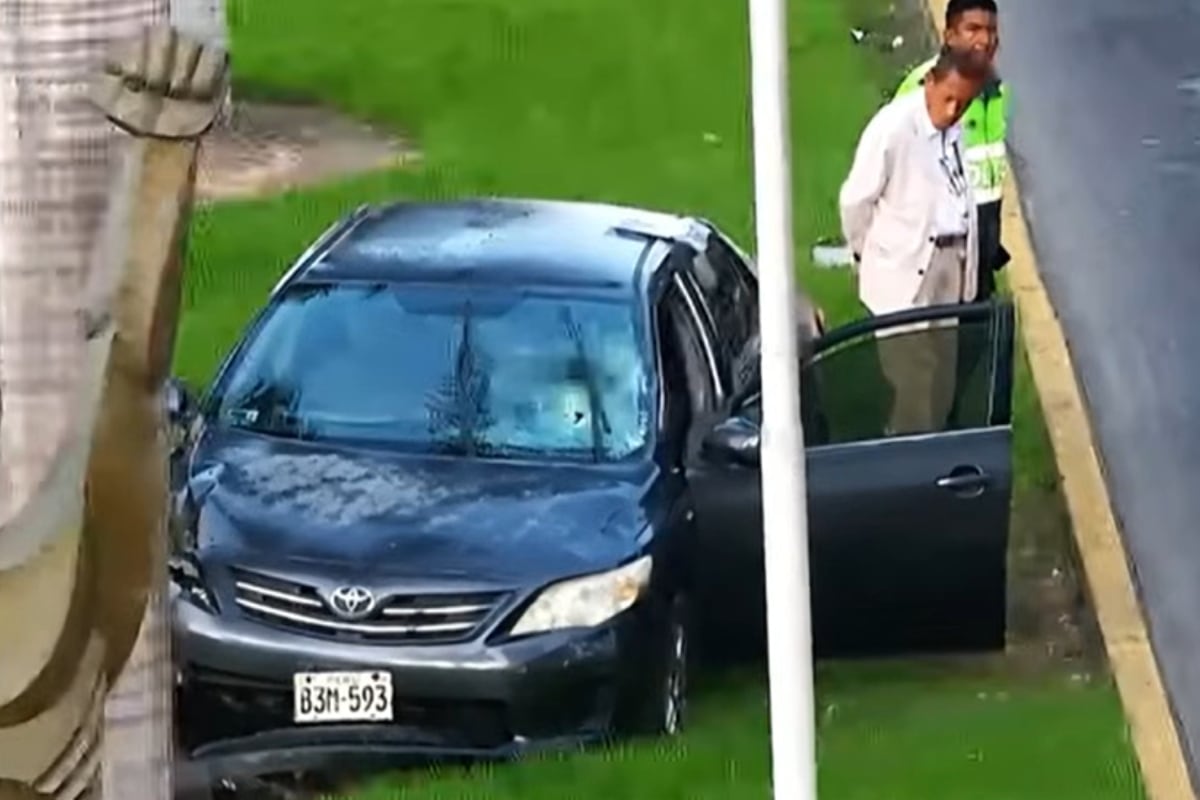 Conductor pierde el control y atropella a hombre en plena Javier Prado. (Foto: Captura de YT/BDP)