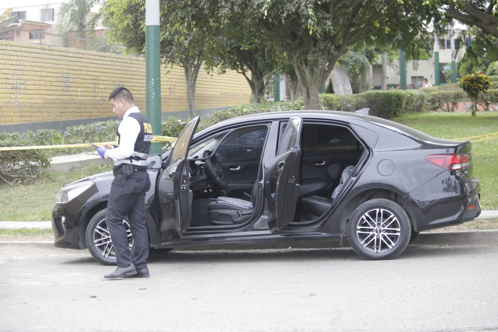 Una persona muerta y otra herida fue el saldo que dejó la intercepción de dos sicarios a un vehículo estacionado en pleno parque de Surco. Foto: Joseph Angeles/@photo.gec