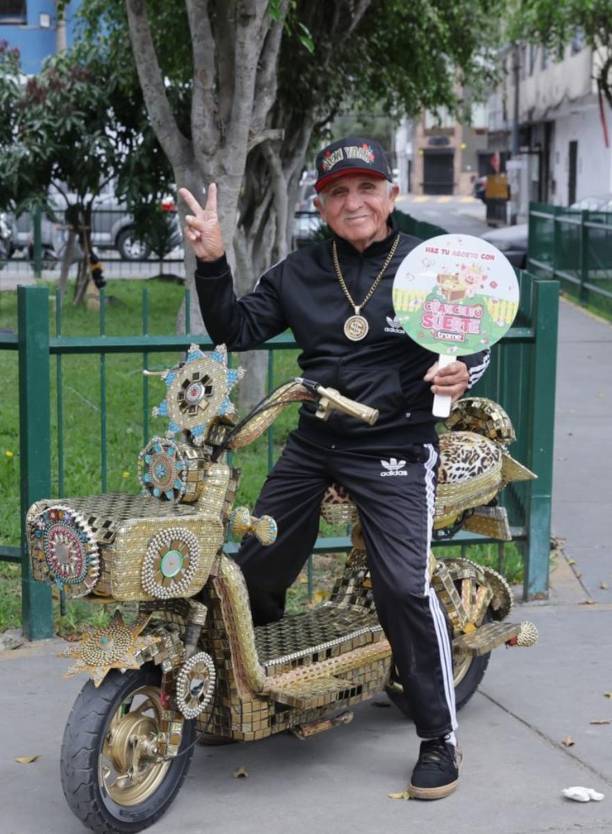Don Máximo se apuntó con 'El Chanchito de la Suerte de Trome'. Foto: HUGO PEREZ/Trome.