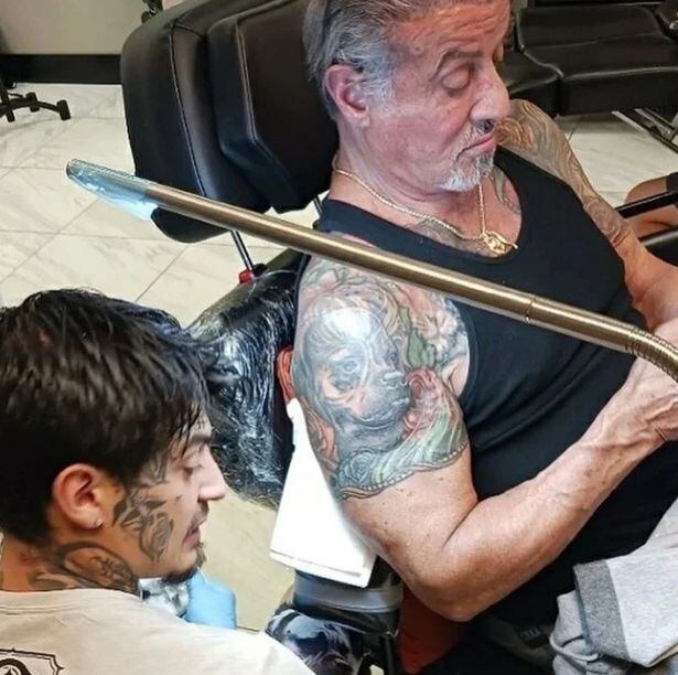 Stallone muestra ahora el tatuaje de su perro.