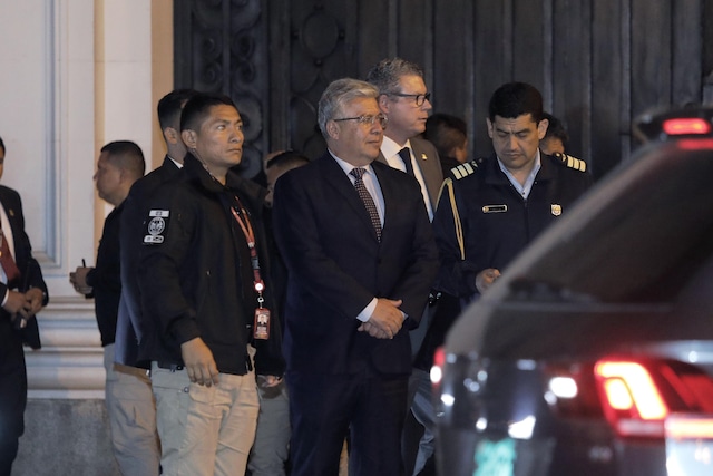 Dina Boluarte y su gabinete de ministros se retiran de palacio luego que el congreso aprobará su vacancia.
Foto: Joel Alonso @photo.gec
