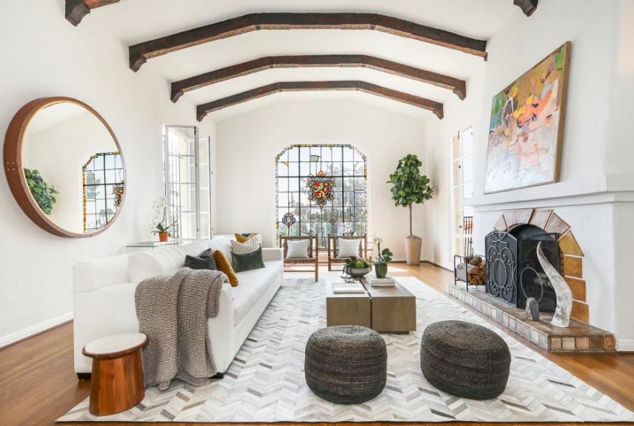 Se puede apreciar una sala de estar hundida con vigas de madera pintadas a mano (Foto: Charmaine David)