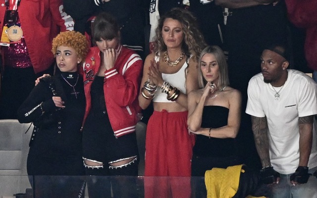 Taylor Swift asistió al Super Bowl y se ubicó en una suite acompañada de familiares y varios famosos. (Foto: Patrick T. Fallon / AFP)