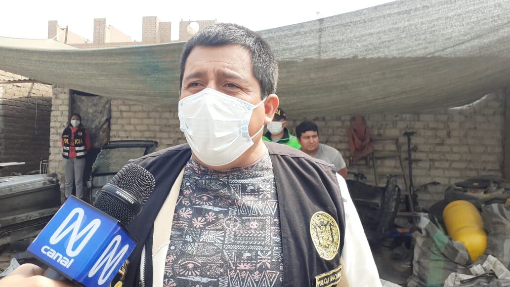 En solo unas horas, delincuentes desmantelaron por completo un taxi que fue robado en Surco. (fotos: Mónica Rochabrum/Trome)