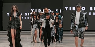 Su propuesta combina la herencia artesanal del Perú con una visión moderna que mantiene el sello de elegancia y precisión del diseñador.