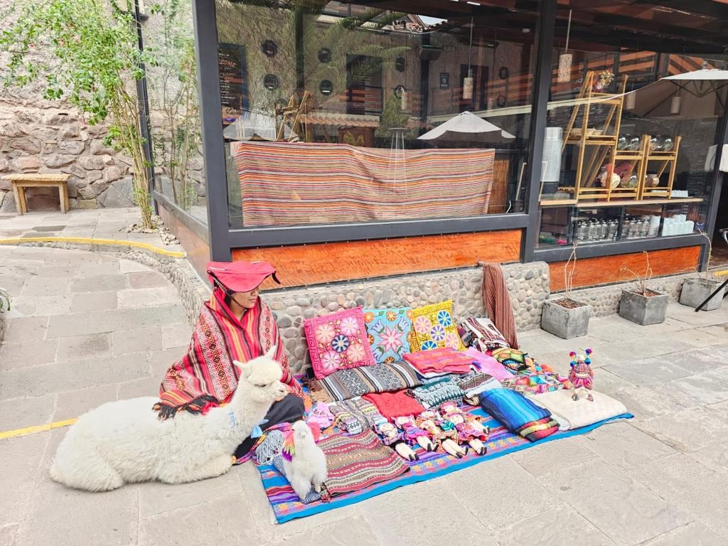 La maestra artesana ofrece sus productos a los visitante y también les detalla de cómo lo elabora en su comunidad.