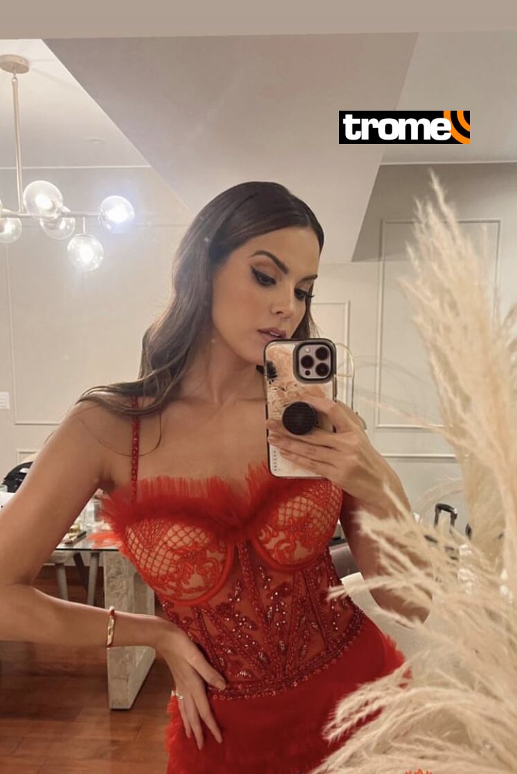 Valeria Piazza y su elegante vestido rojo en la boda.