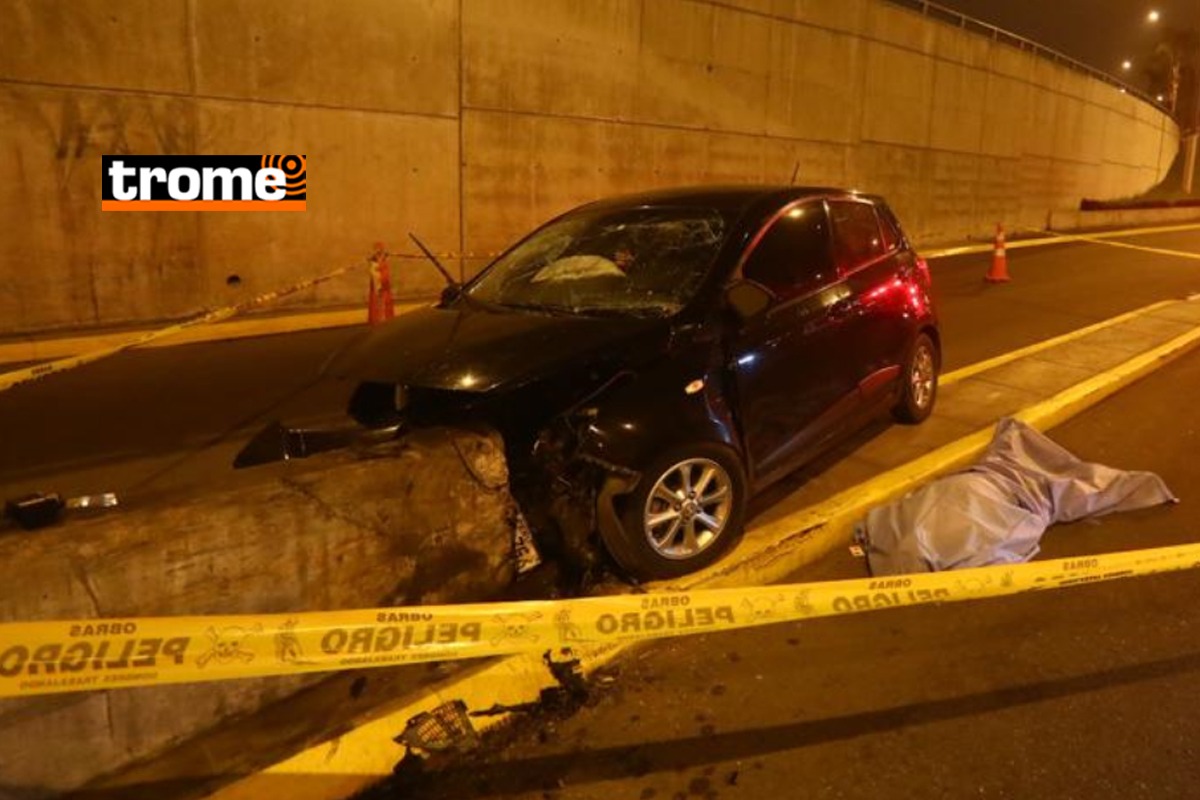 A pesar de los esfuerzos realizados, el hombre perdió la vida en el lugar en donde chocó su auto. Foto: César Grados/@photo.gec