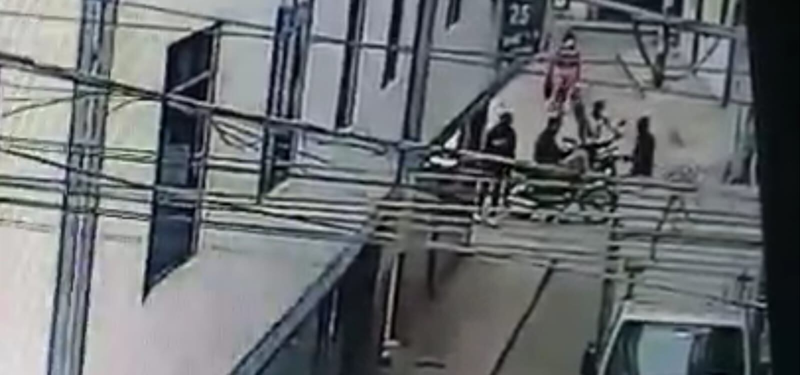 Aquí, los dos sujetos descendieron de una moto lineal. | Reproducción de vídeo
