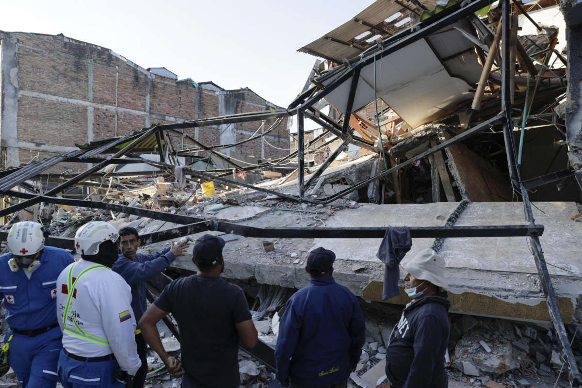 Edificios y casas afectadas este martes en Pereira (Colombia), tras un terremoto de magnitud 7,4 que sacudió al país. Foto: EFE/ Carlos Ortega