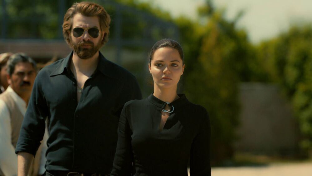 Züleyha y Fikret durante el entierro de Hakan en "Tierra amarga" (Foto: Tims & B Productions)