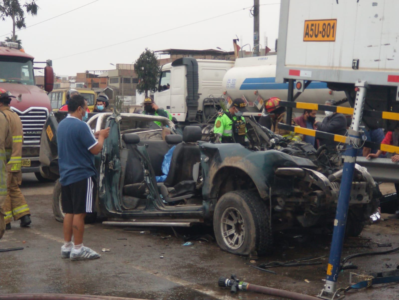 Vehículo terminó destrozado. | Foto: José Yucra