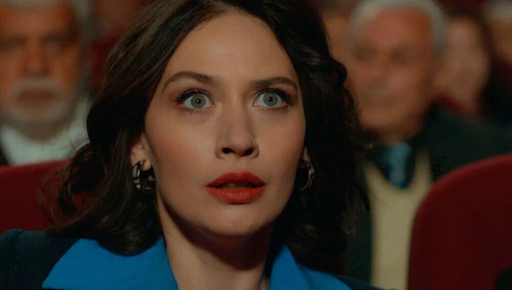 Züleyha humilló a Betül frente a toda Çukurova en "Tierra amarga" (Foto: Tims & B Productions)