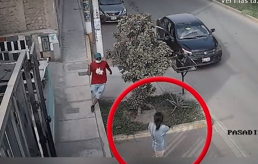 Cámara de video grabó los precisos instantes del asalto a escolar en San Juan de Lurigancho. (Captura Panamericana TV)