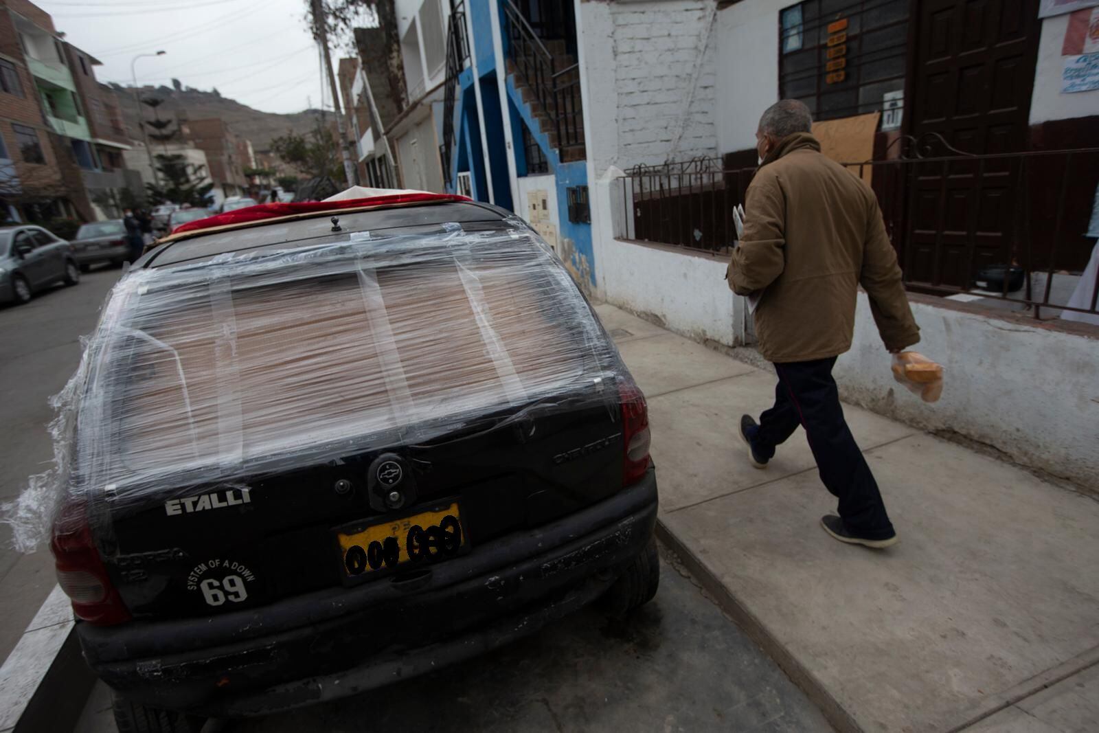 Vehículo de uno de los vecinos de 'Cachay' terminó con las lunas rotas. | Foto: Andrés Paredes / Trome