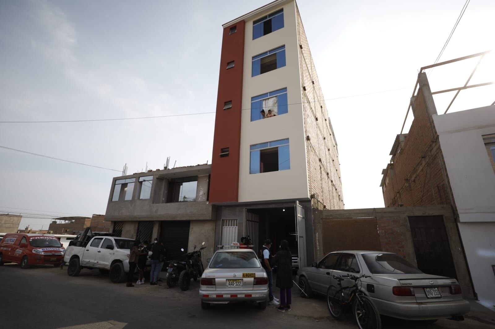 Policías recuperaron dos autos robados y accesorios de otros en seudo taller de mecánica que funcionaba en edificio de Chorrillos. | Foto: César Bueno
